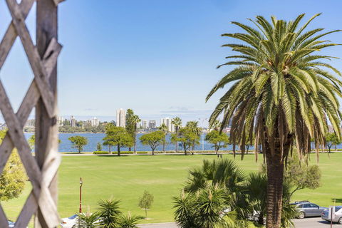 Light Bright, Quality River Views! Free Parking - eAccommodation 16
