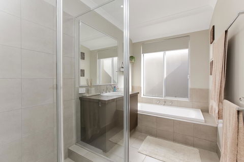 Perth Comfy Stays - eAccommodation 39