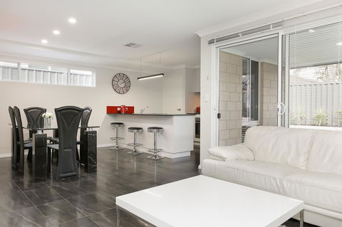 Perth Comfy Stays - eAccommodation 23