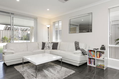 Perth Comfy Stays - eAccommodation 5