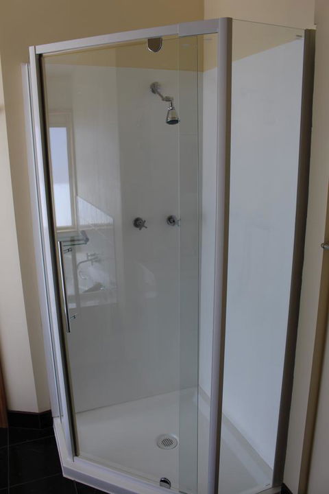 Tullah Lakeside Lodge - eAccommodation 4