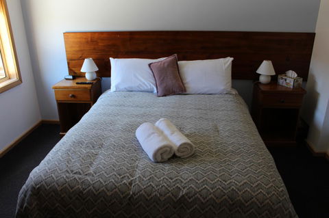 Tullah Lakeside Lodge - eAccommodation 2