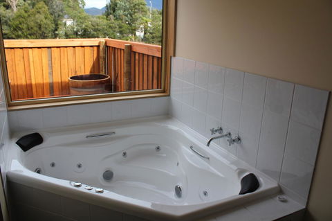 Tullah Lakeside Lodge - eAccommodation 17