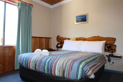 Tullah Lakeside Lodge - eAccommodation 3