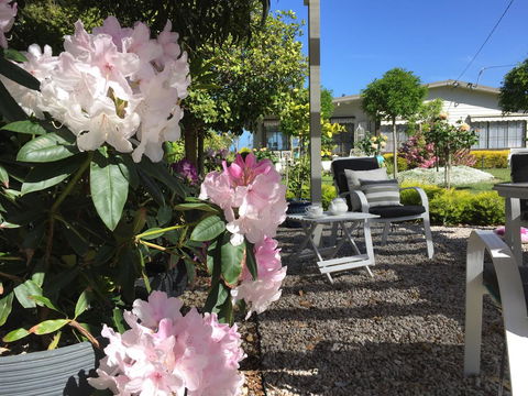 Garden By The Beach - Gateway To The East Coast, Close To Airport - eAccommodation 24