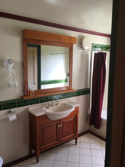 Kerrellie Cottages 2, 4 & 8 Reid Street - eAccommodation 18