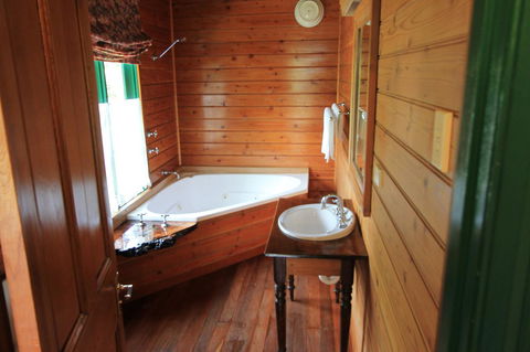 Kerrellie Cottages 2, 4 & 8 Reid Street - eAccommodation 17