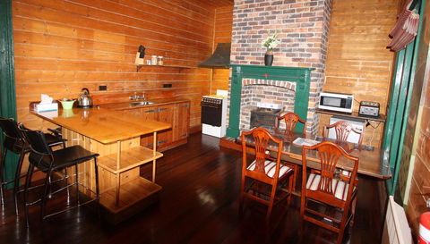 Kerrellie Cottages 2, 4 & 8 Reid Street - eAccommodation 9