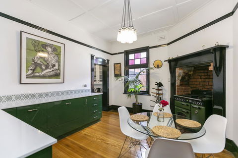 Insomnia On Elizabeth - eAccommodation 0