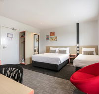 Nightcap at Camp Hill Hotel - eAccommodation