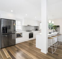 Park Avenue Terrace House Sleeps 9 - eAccommodation