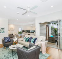 Park Avenue Townhouse Retreat Brisbane Sleeps 10 - eAccommodation