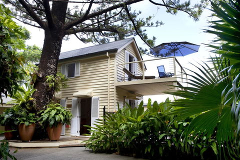 Port Douglas Cottage & Lodge - eAccommodation 0