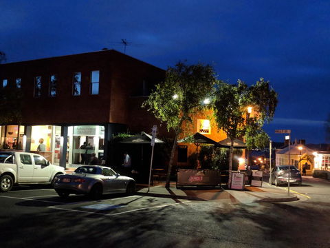 Prince Of Wales Hotel - eAccommodation 0