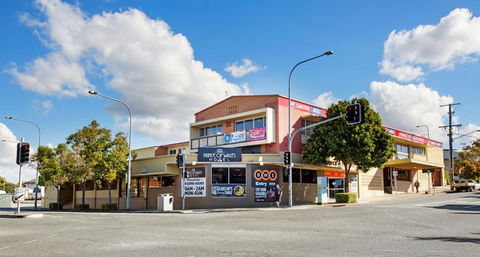 Prince Of Wales Hotel - eAccommodation 0