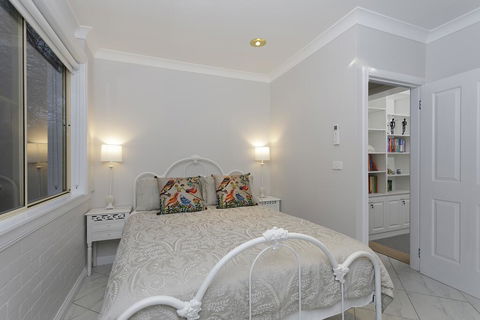 Rawson's Retreat - Five Bedroom Home - Walk CBD - Includes Breakfast - eAccommodation 3