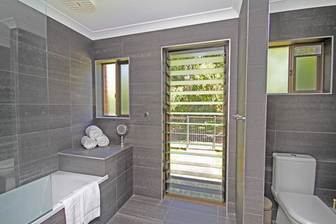 Red Door Beach House - Marcoola Beach - PET FRIENDLY, FOXTEL, WIFI, 500 BOND, Linen Supplied - eAccommodation 3