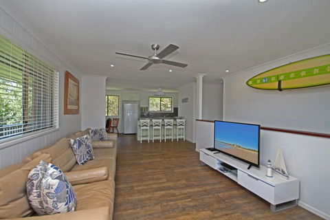 Red Door Beach House - Marcoola Beach - PET FRIENDLY, FOXTEL, WIFI, 500 BOND, Linen Supplied - eAccommodation 2