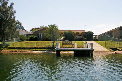 Relax And Enjoy The River - eAccommodation 1