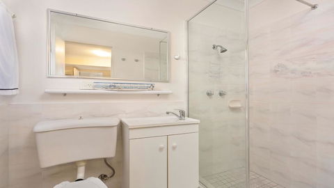 Renas Court Unit 1 - Little Street Lakefront! - eAccommodation 3