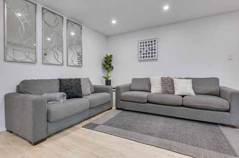 Renovated Unit In The Heart Of Macquarie Park - eAccommodation 1