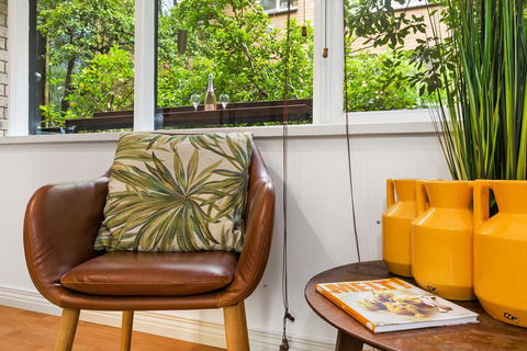 Retro Styled 3 Bedroom Apartment With Tree Views - eAccommodation 2