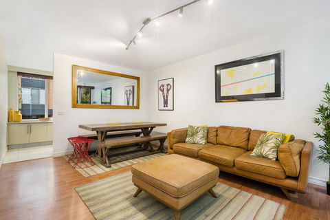 Retro Styled 3 Bedroom Apartment With Tree Views - eAccommodation 0