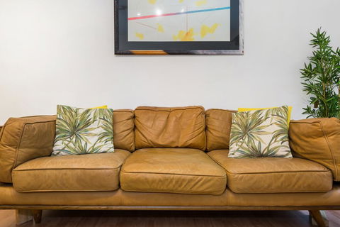 Retro Styled 3 Bedroom Apartment With Tree Views - eAccommodation 1