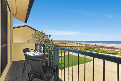 Right On The Beach @ Moana - eAccommodation 2