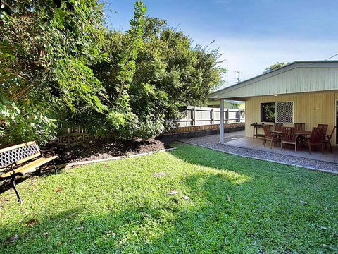 Roderick Street 52, Moffat Beach - eAccommodation 0