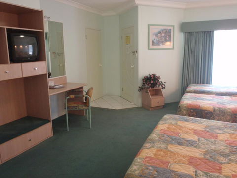 Runaway Bay Motor Inn - eAccommodation 2
