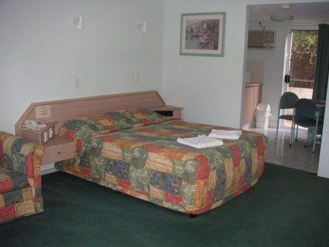 Runaway Bay Motor Inn - eAccommodation 3
