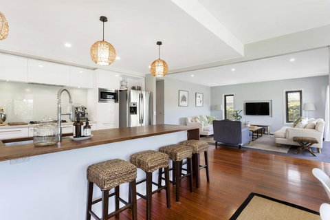 SAFETY BEACH ENTERTAINER - eAccommodation 2