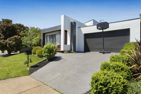 SAFETY BEACH ENTERTAINER - eAccommodation 1