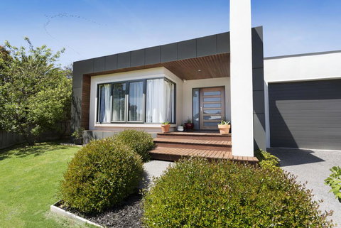 SAFETY BEACH ENTERTAINER - eAccommodation 0