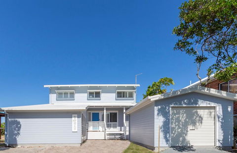 Sandpiper Beach Front House - eAccommodation 0