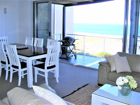 Shearwaters Apartment, Ocean Views - eAccommodation 2
