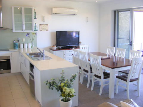 Shearwaters Apartment, Ocean Views - eAccommodation 1