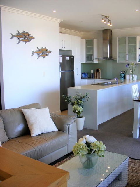 Shearwaters Apartment, Ocean Views - eAccommodation 3