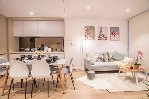 Simple & Cozy APT @Haymarket CBD (balcony Views) - eAccommodation 1