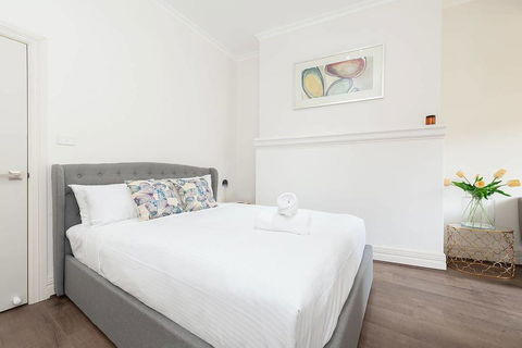 STUNNING SYDNEY HOME 8 - eAccommodation 1