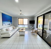 STYLISH RESIDENCE LARGE PRIVATE YARD - CLOSE TO DREAMWORLD - eAccommodation