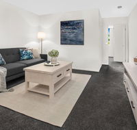 Stylish Split Level Apartment 13 Minutes From City - eAccommodation