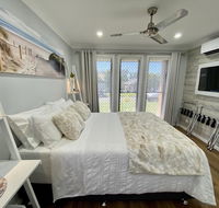 STYLISH UNIT - CLOSE TO DREAMWORLD - eAccommodation