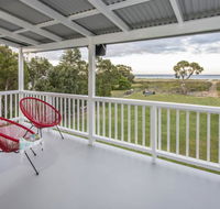 Sugar Shack - Character Family Home Right on the Ocean - eAccommodation