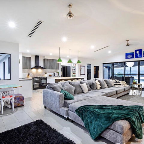 Sunset Penthouse Couples Retreat, Close To Airlie Beach, Champagne On Arrival - eAccommodation 3