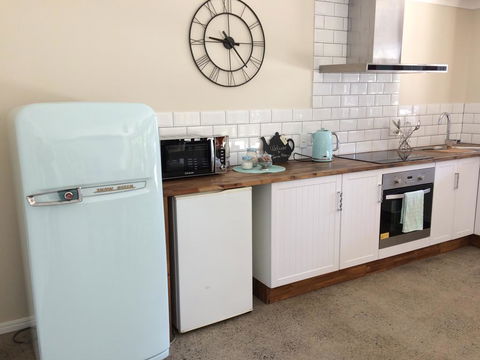 TAKURA HEIGHTS Modern Country Apartment With Pool Access - eAccommodation 3