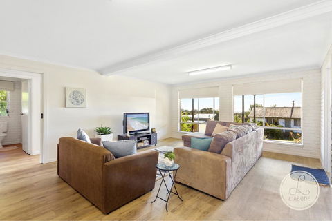 TASSIE SEASIDE SERENITY - L'Abode Accommodation - eAccommodation 1
