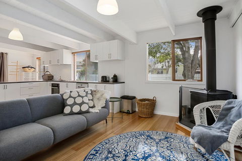 THE ASHMAN HOUSE - Modern And Close To Town - eAccommodation 1