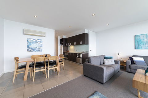 The Dolphin Apartments - eAccommodation 21